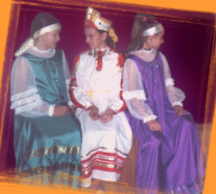 Три девицы на празднике, посвященном богине Ладе. СДДЮТ, 2000 год. Дарья Позднякова, Дарья Чечнева, Анна Кротова.