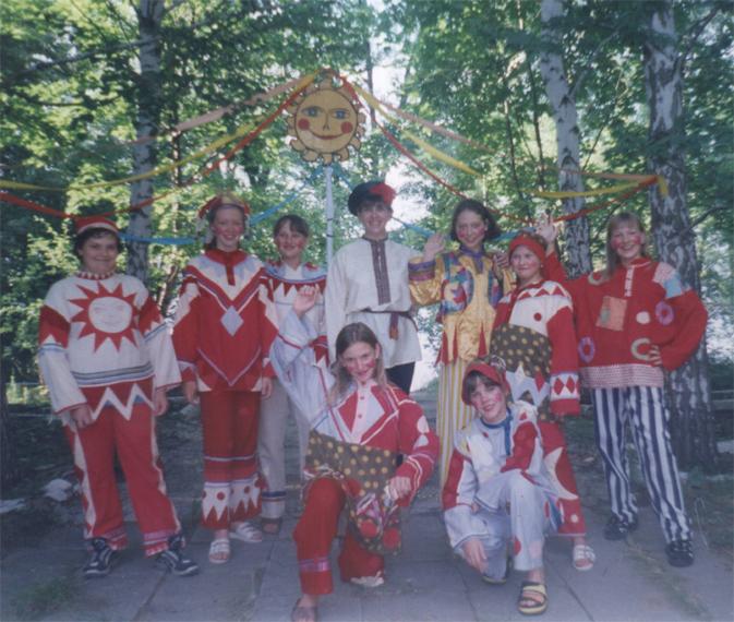 Коллектив мастерской "Лада" в Фольклорно-этнографическом лагере "Берестечко", посёлок Зольное, 2000 год.