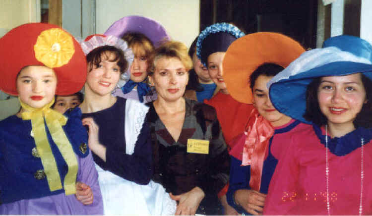 Детский театр моды "Ладоград" с коллекцией "Дымковская игрушка". 1999 год.