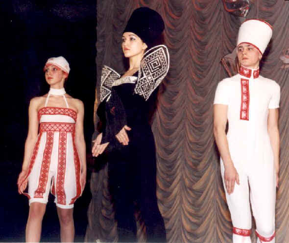 Выступление детского театра моды "Ладоград" с коллекцией "Россия" в 2000 году