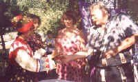 Ольга Буркова (слева) на ярмарке, проходившей в рамках IV Международного фестиваля Ассоциации детских клубов «Золотая игла» . Анапа, 1995.