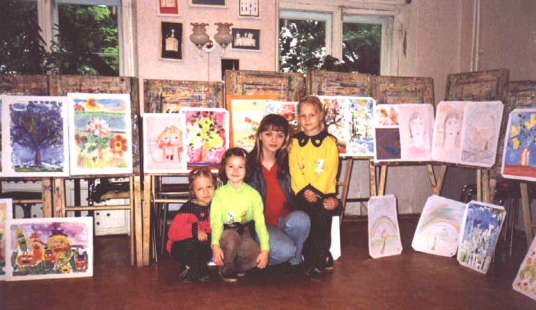 Татьяна Сплендер со своими юными ученицами из школы искусств. 2001 год.