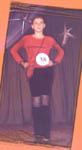Дарья Чечнева на конкурсе «Серебряный напёрсток» демонстрирует брючный костюм с филейно-гипюрными элементами и сумочку . Самара, СДДЮТ, 2001 год.