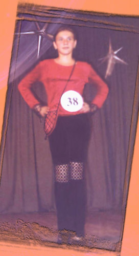 Дарья Чечнева на конкурсе «Серебряный напёрсток» демонстрирует брючный костюм с филейно-гипюрными элементами и сумочку. Самара, СДДЮТ, 2001 год.